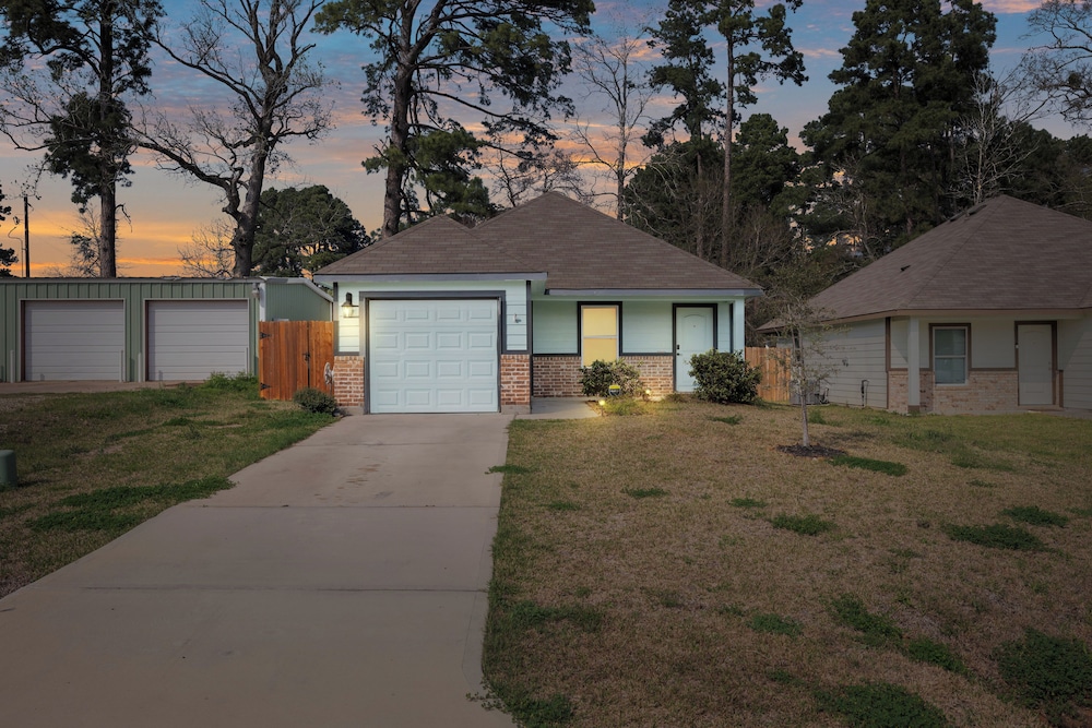 Lake Conroe Home w/ Yard: Half-mi to Boating!
