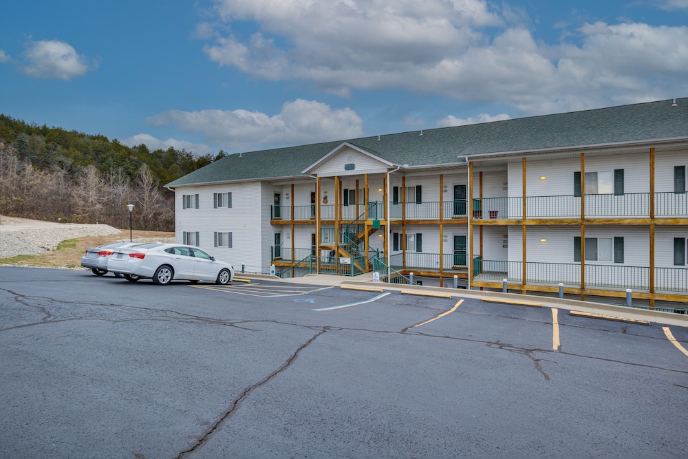 4 Mi to Dtwn: Gem w/ Lake Access in Camdenton