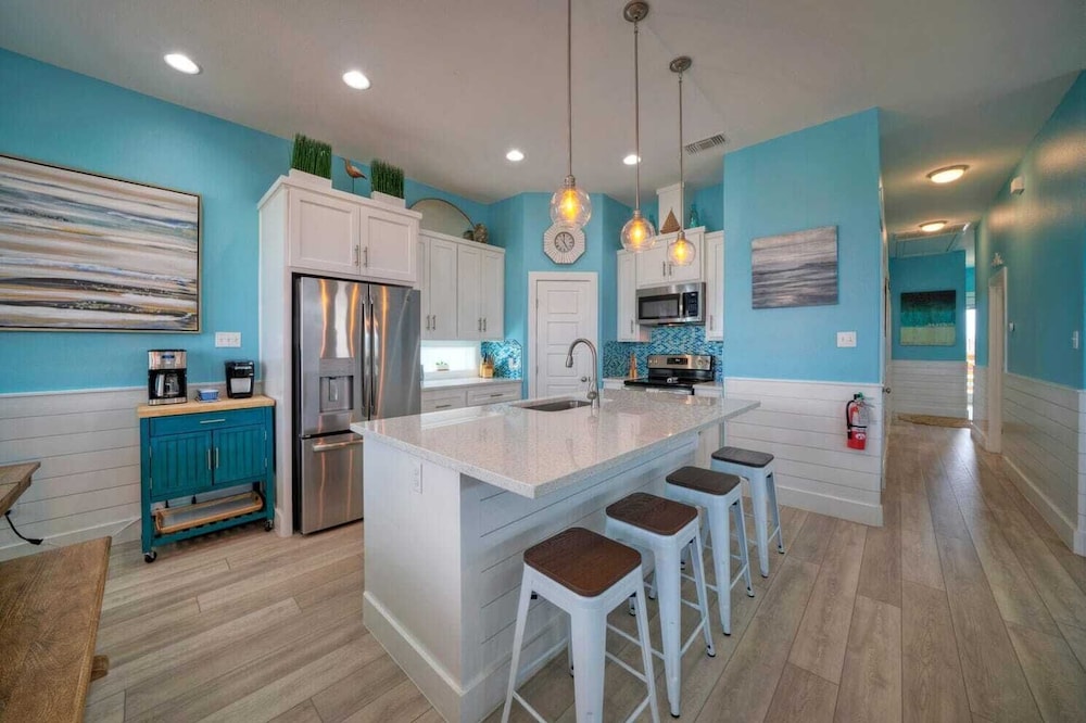 Sleeps 22! 2 Homes Priv Pool, Putting Green, Bar, Deck, Prime Port A Location