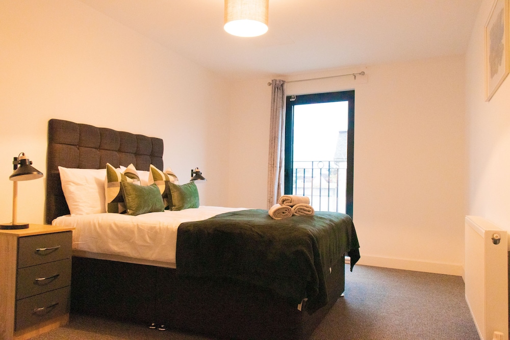 Livestay - 2 Bed Apartment Free Parking Heathrow view 4