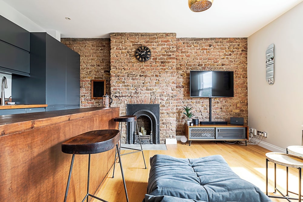Rustic and Contemporary Haven in Brixton