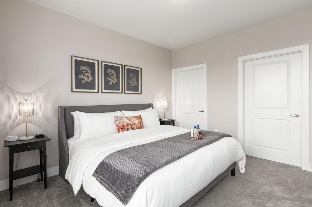Downtown Luxury - Top Floor 2BR at Topiary Park