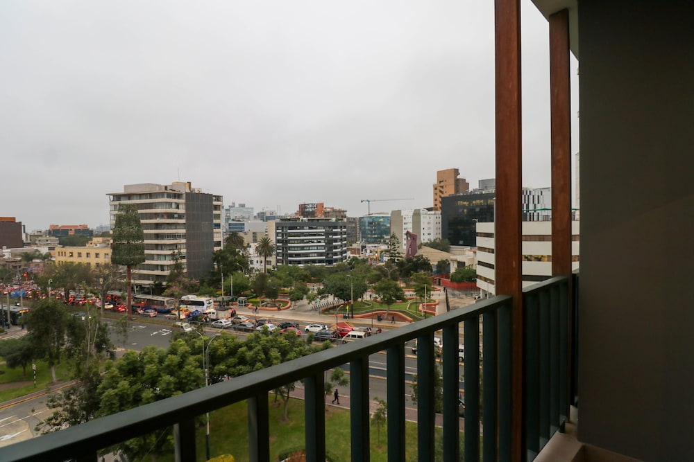 w Glorious 2BR w Balcony in San Isidro