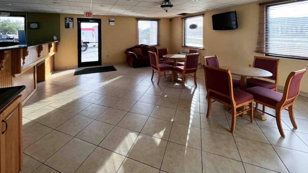 Eufaula Vacations - Motel 6 Abbeville, AL - Property Image 5