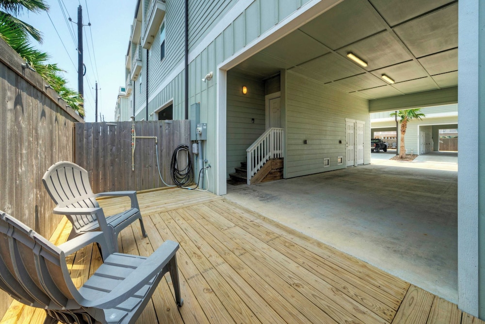 Saltwater Pool, Rooftop Deck w/ View, Near Beach The Blue Crab by Avantstay