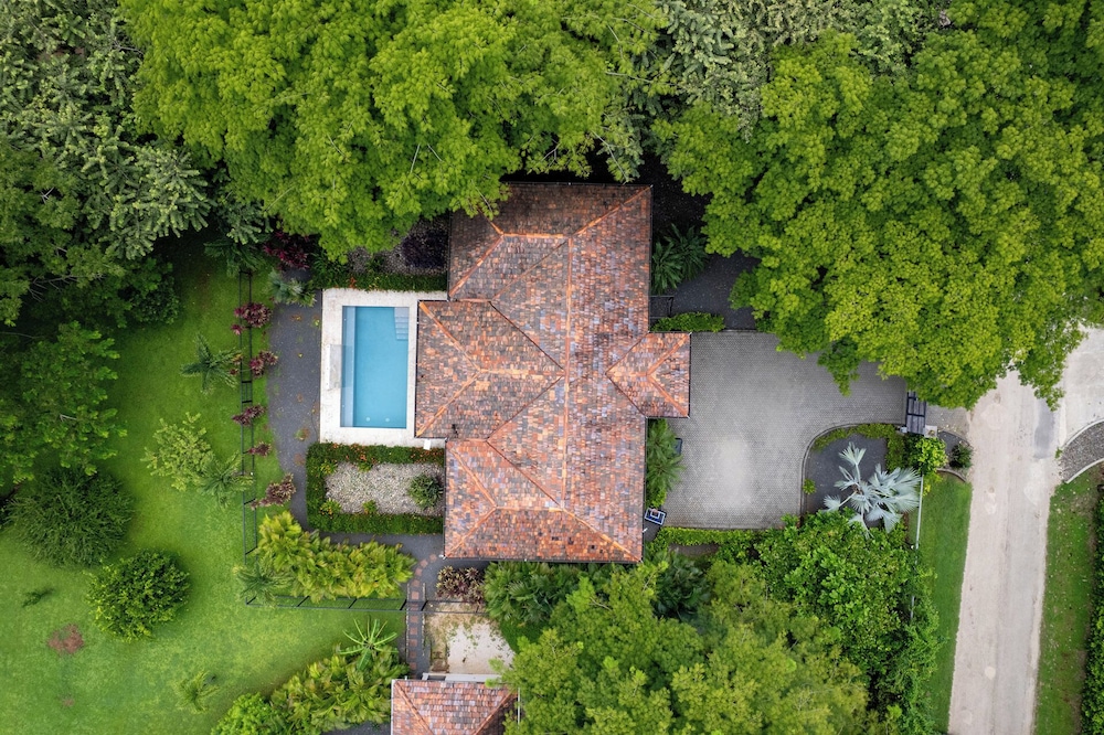 Beautiful home in a gated Neighborhood, Walking Distance to Beach with Garden