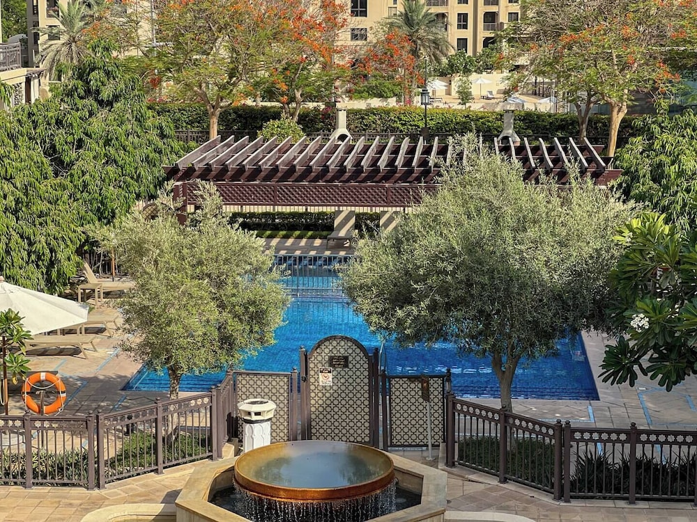 Durrani Homes - Unique Garden Apt at Souk Al Bahar besides Dubai Mall & Burjkhalifa with private jaccuzi