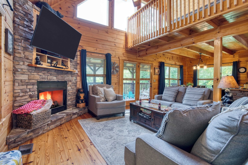Triple Mountain View by Avantstay: Hot Tub, Game Room & Stunning Smoky Mountain Views