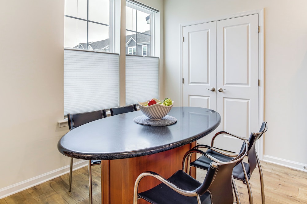 < 1 Mi to Dtwn: Waterfront Townhome in Cambridge!