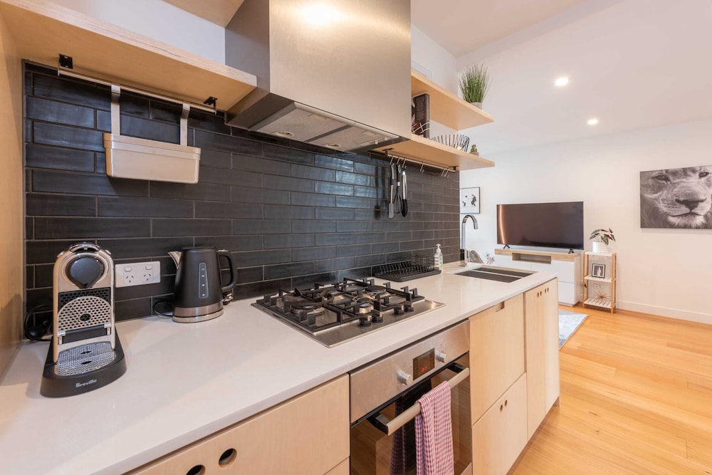 Modern 1 Bedroom Apartment in Brunswick East Near CBD