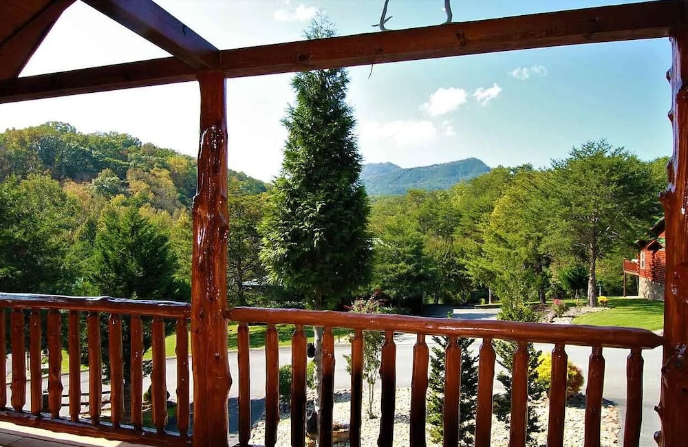 Smoky Mtn Log Cabin w Wet Bar Loft