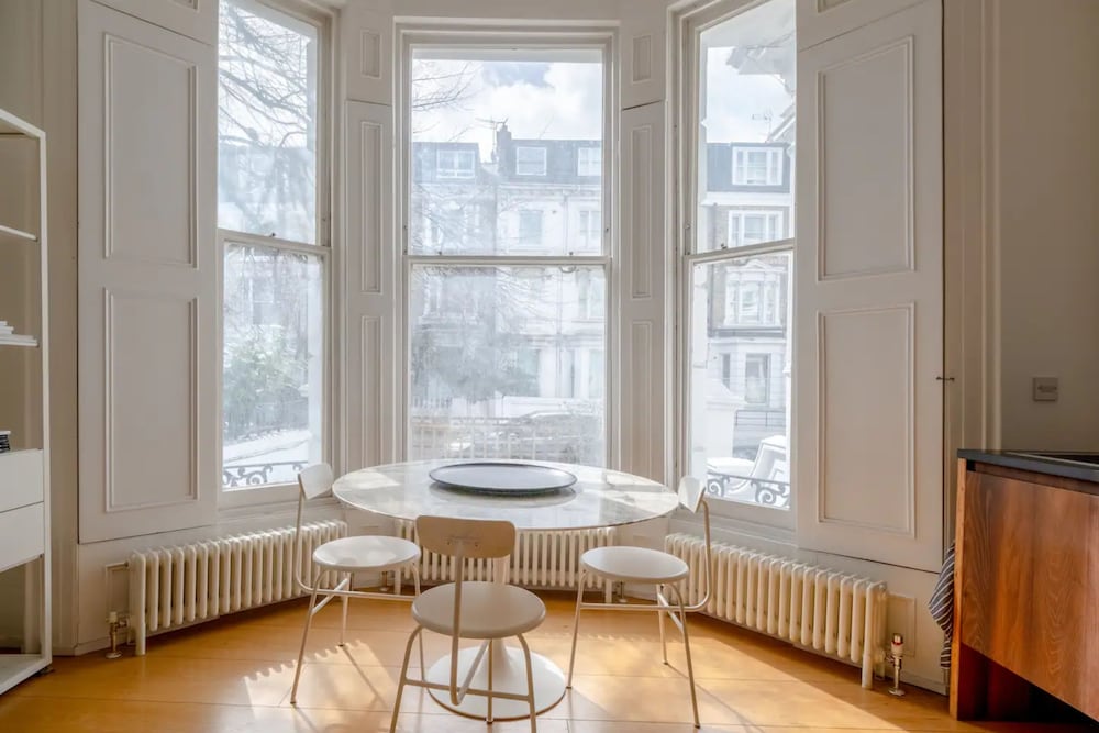 Stylish & Light Victorian 2BD Flat - Holland Park