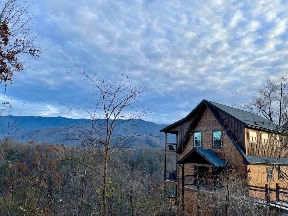Brand New Chalet With Spectacular Views- Ursa Mons view 5