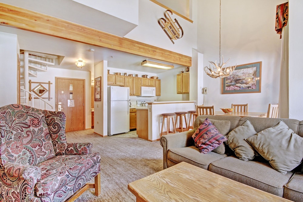 Ideal Locale Steps To Mountain & Main St- 1br+loft, Sleeps 6 1 Bedroom Condo by RedAwning view 5