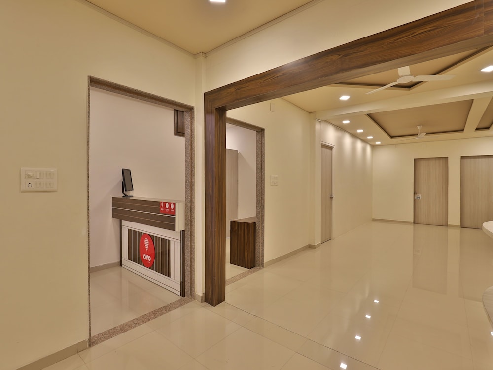 OYO 11750 Hotel Starz