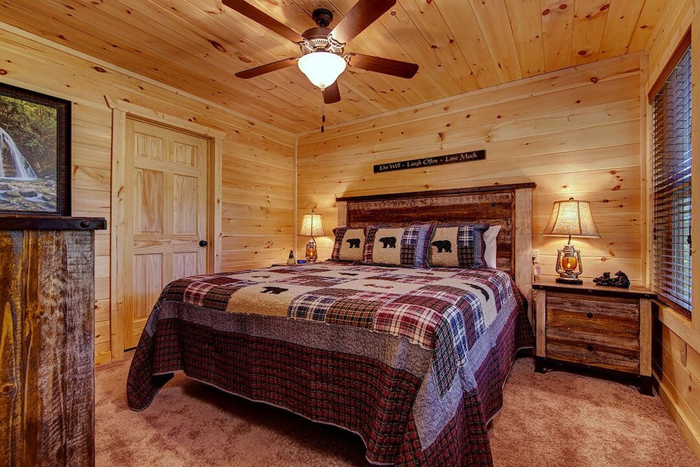 Grin Inn Bear It - 2 Bedrooms, 2 Baths, Sleeps 6 Home by RedAwning