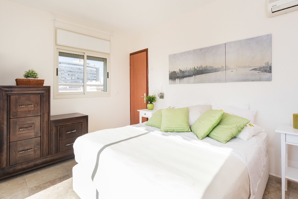 Spacious Duplex with Terrace 3-min From the Beach