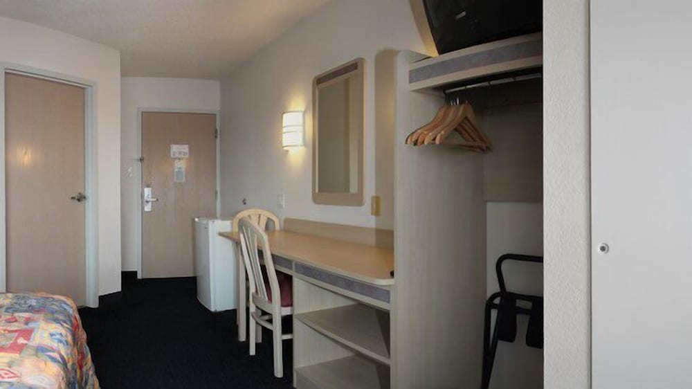 Econo Lodge Morristown West view 5