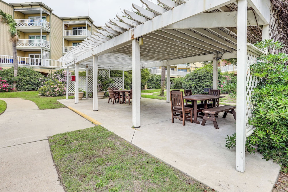 Pool & Hot Tub Access: Beachside Galveston Condo!