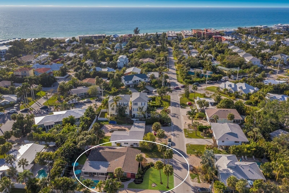 Coral Beach 3 Bedroom Home by RedAwning