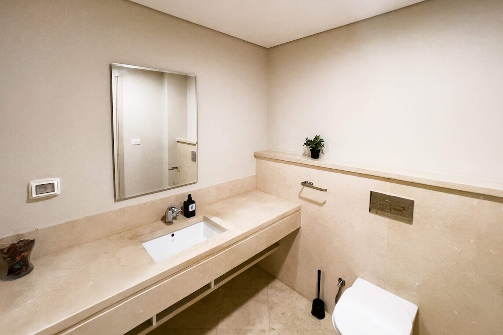 Xuru Stays I Exotic 1bdr w/ Outdoor Terrace Pool & Beach Access