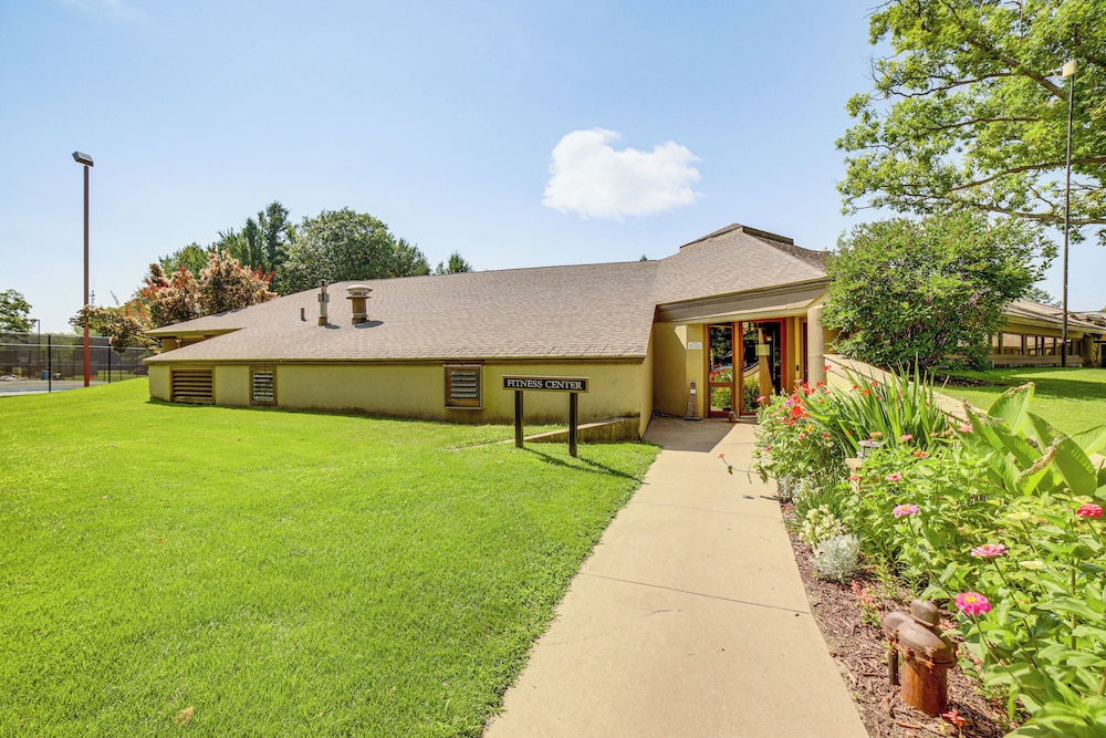Lake Access, Pools & More: Family Home in Stanwood