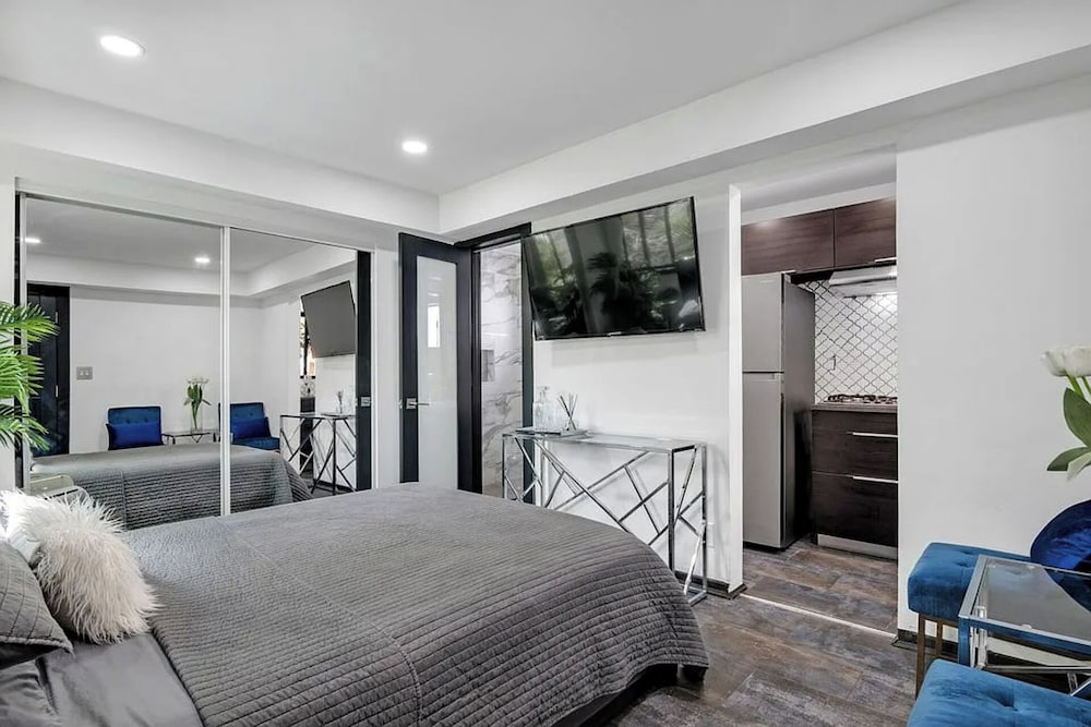 Mansfield Modern - Ultimate Entertainers Oasis With Guest House - Image 3