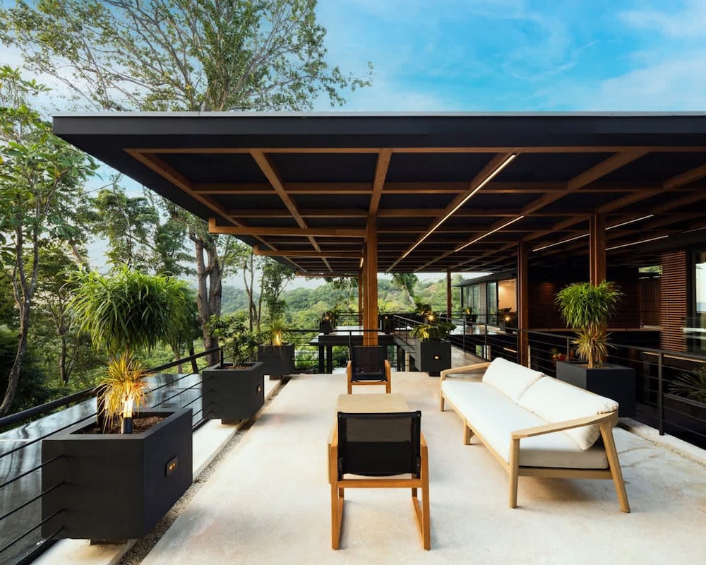 w Spectacular 4BR Villa in Costa Rica
