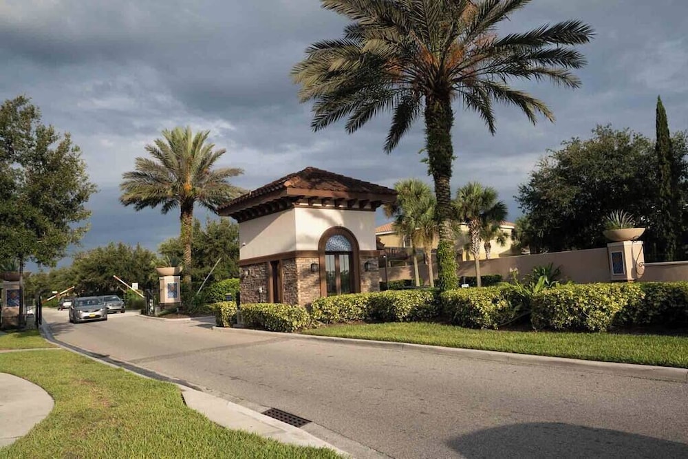 Fabulous 5 BR With Pool Solterra Resort