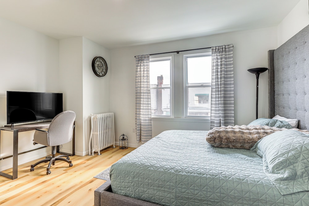 6 Mi to Eagles Games: Stylish Philly Townhome!