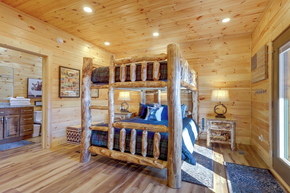 Majestic Mountain Views: Sevierville Escape!