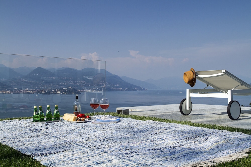 Modern Oasis Overlooking Lake Maggiore