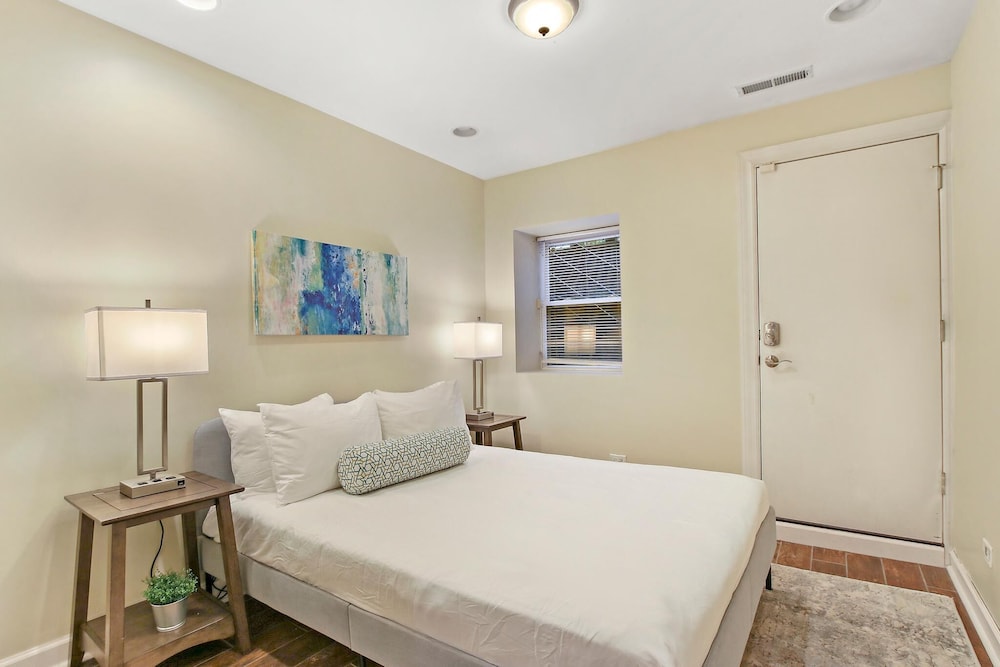 Upscale 4BR in Wicker Park - Damen 1R