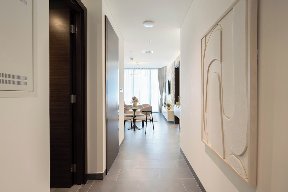 Premium 1BR Oasis - City Views & Pool