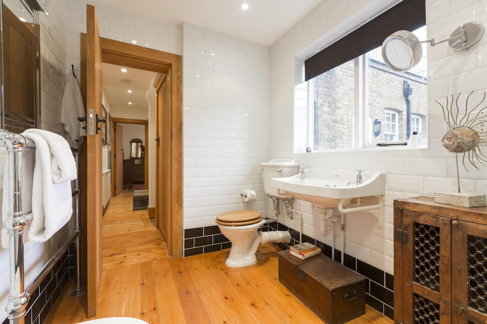 Godfrey Street II by Onefinestay