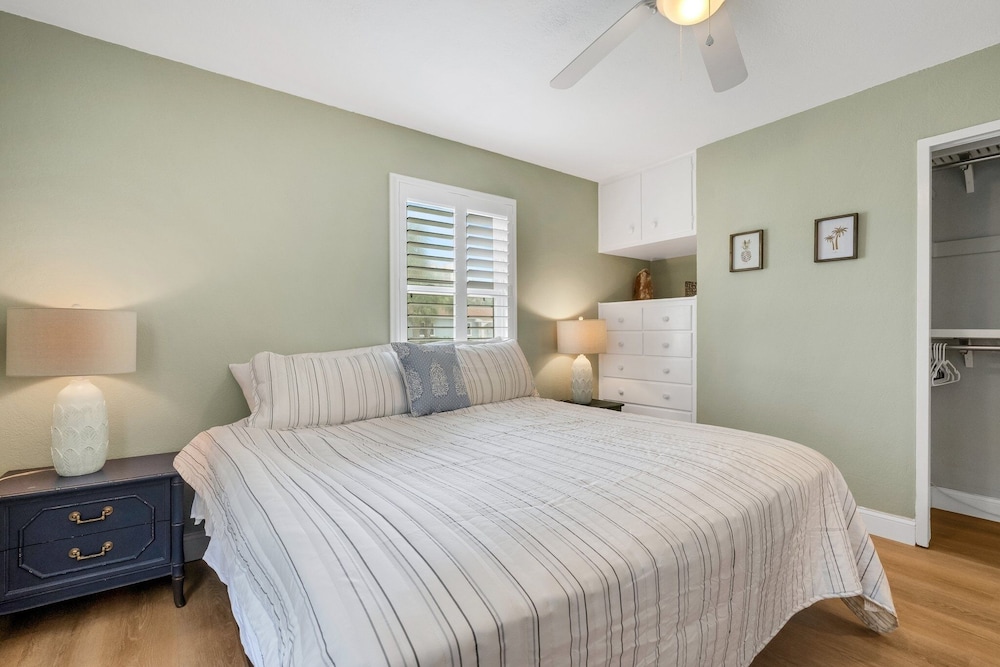 A Vacationer's Dream - Monthly Pool 3 Bedroom Home by RedAwning - Image 4