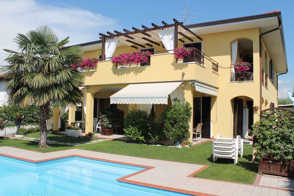 Ferienwohnung mit Terrasse und Pool