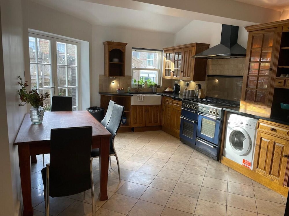 Traditional Elegant Spacious English Home, 4bdr