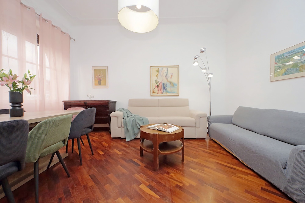 Giuliana Giant Apartment