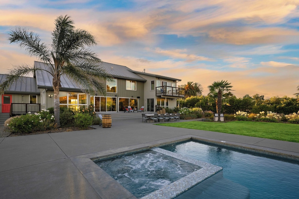 Coplan Vineyards by Avantstay 10-acre Estate w/ Pool, Spa, Bocce & Designer Interiors