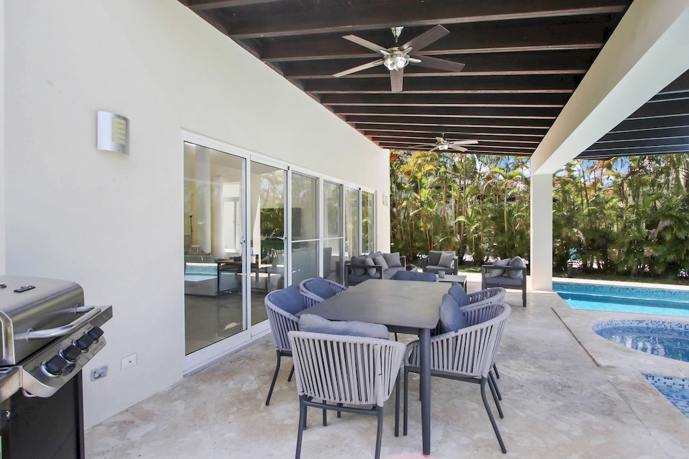 Luxury Golf Villa in Bavaro Cocotal Palma Real Pool Jacuzzi Staff