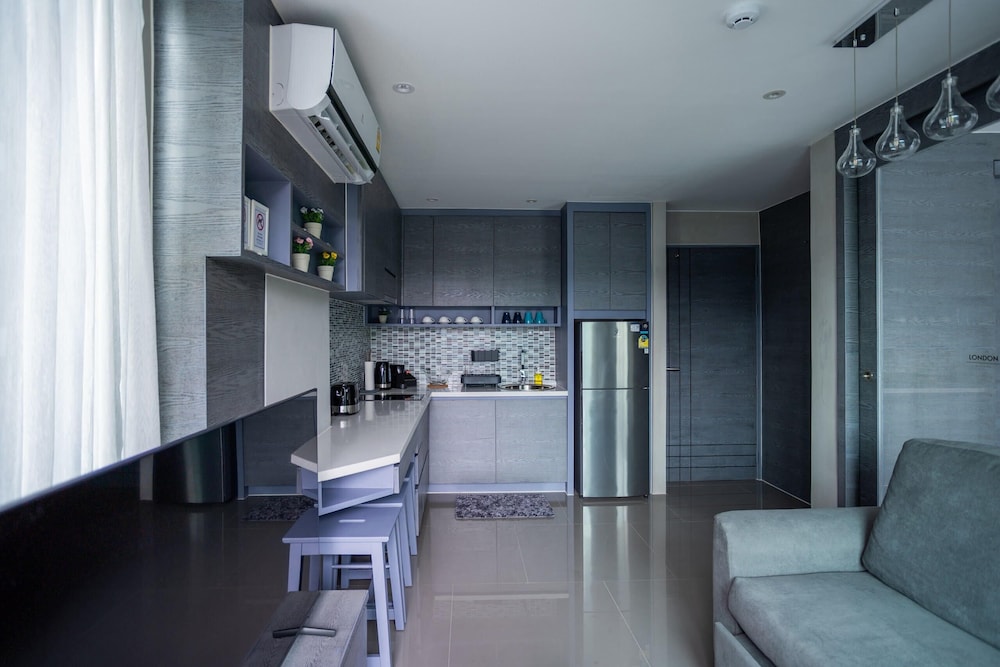 Condo Near Beach Rooftop Pool C252