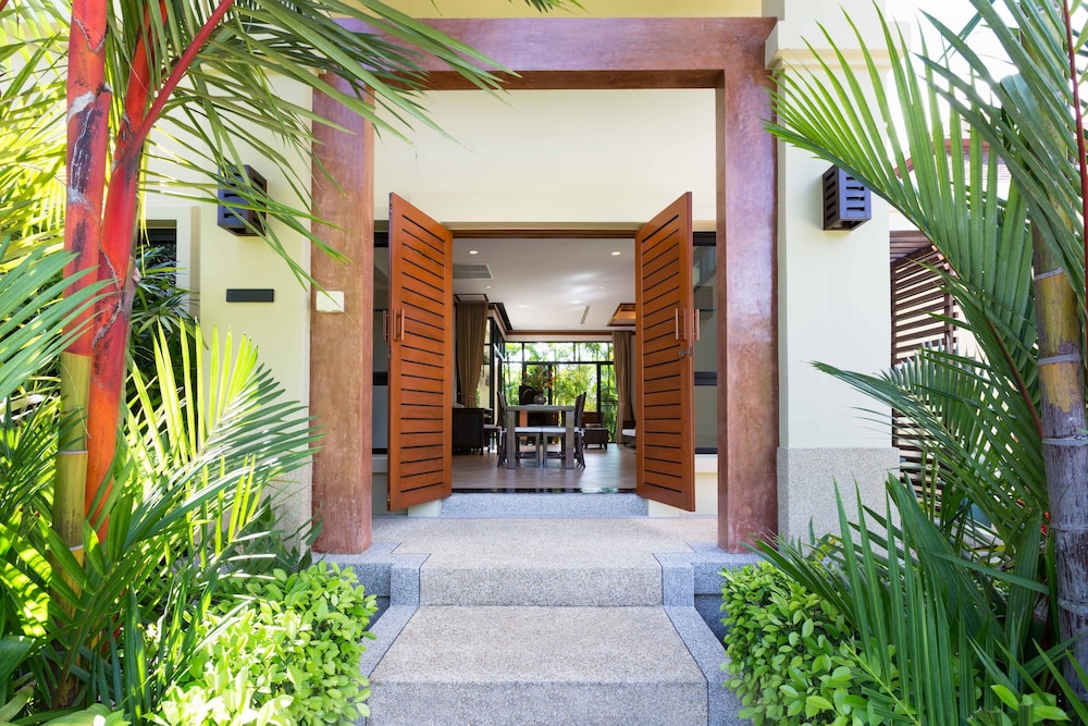 Nai Harn Baan-Bua Villas
