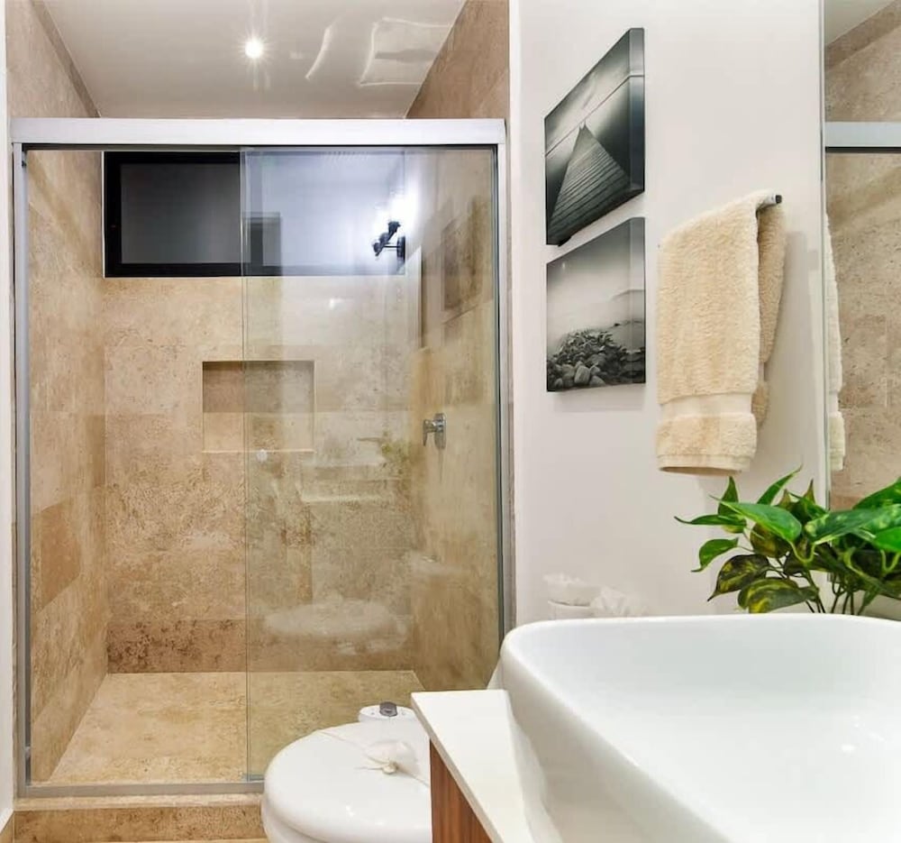Colorful Perfect Located 2 Br. W/great Amenities
