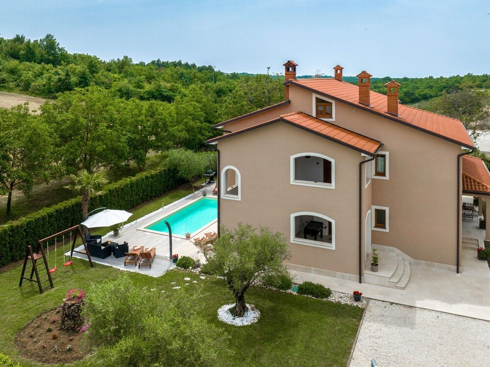 Splendid Villa in Vižinada with Hot Tub