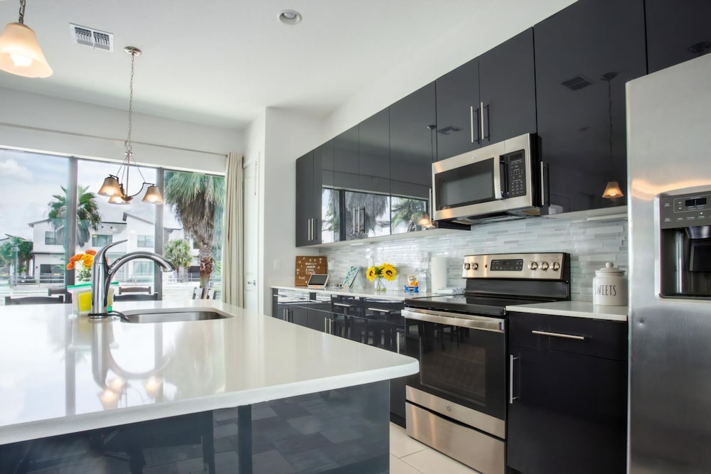 Townhome- 4Bd - Close To Parks Shops