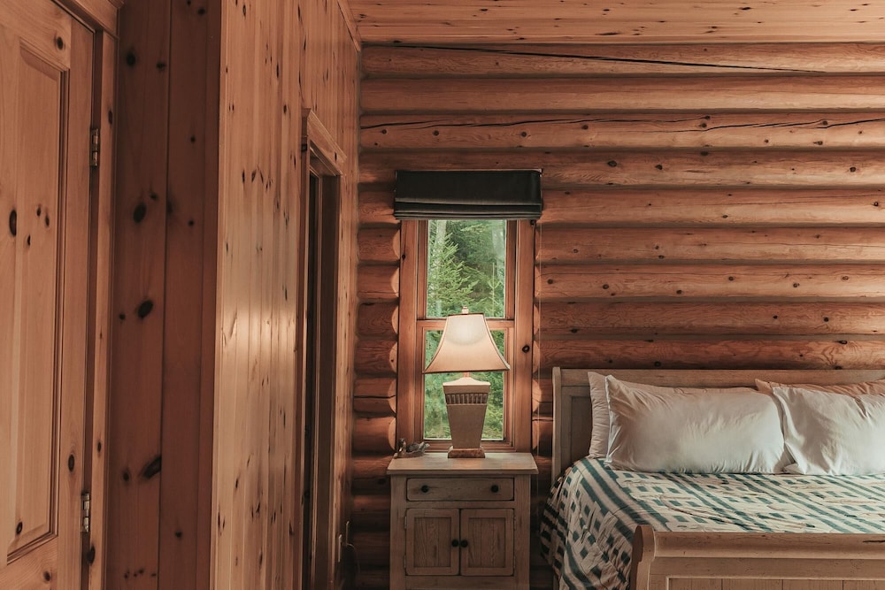 Harfang 51 - Stunning log Cottage With Private hot tub Pool and Scandinavian dry Barrel Sauna