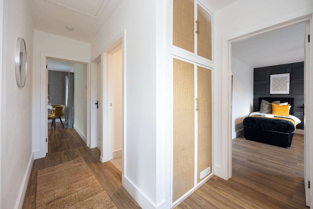 Spacious Apartment Near MCR Airport