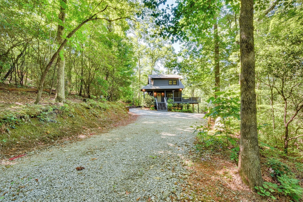Fish, Hike & Swim: Lake Burton Retreat w/ Hot Tub!