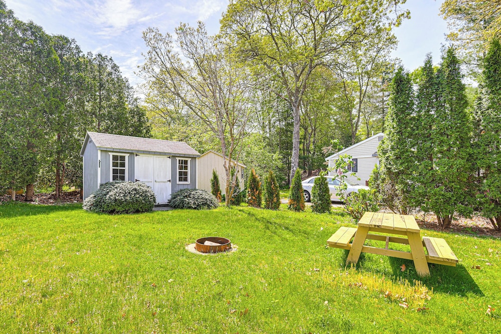 3 Mi to Mashpee Commons: Family Home w/ Fireplace
